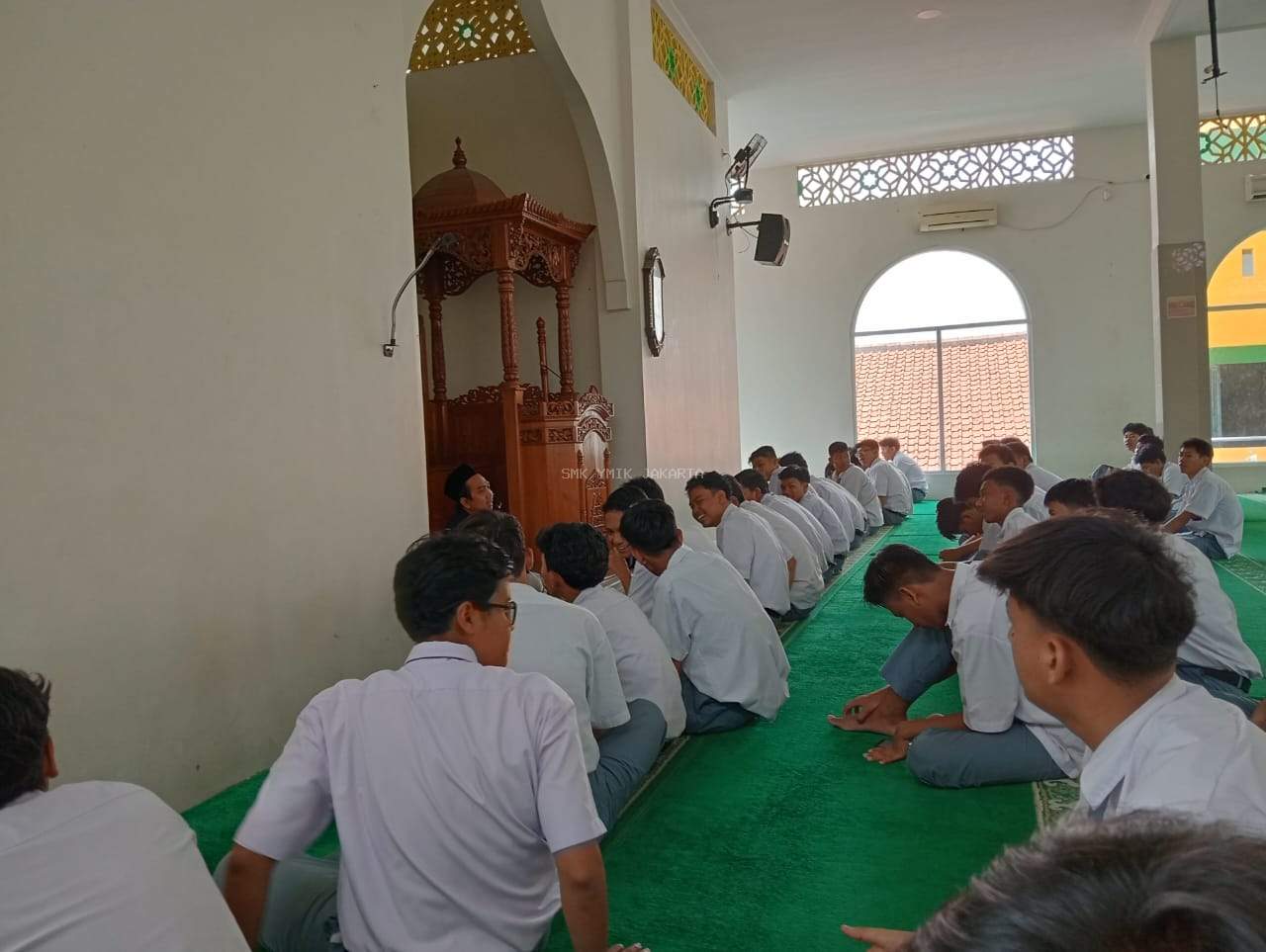 SMK YMIK Biasakan Siswa Sholat Berjamaah di Masjid Baitul Ilmi