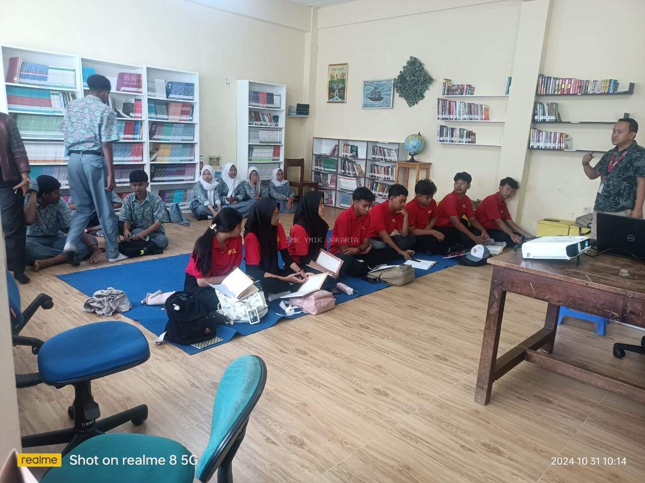 PT Alfamart Hadirkan Guru Tamu di SMK YMIK Jakarta: Pembekalan Langsung Dunia Bisnis Retail untuk Siswa